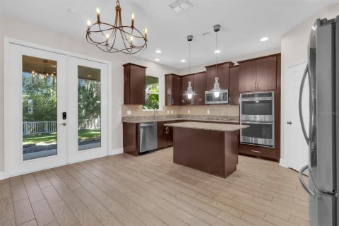 House in Winter Park, Florida 5 bedrooms, 324.79 sq.m. № 2420001 - photo 11