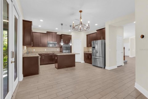 House in Winter Park, Florida 5 bedrooms, 324.79 sq.m. № 2420001 - photo 15