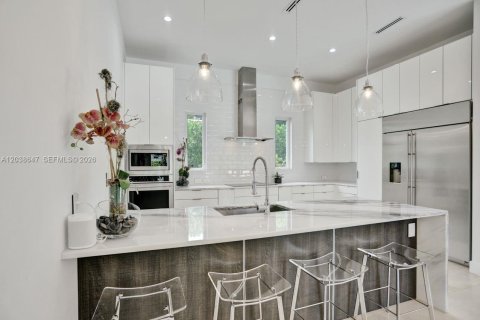 Villa ou maison à louer à Coral Gables, Floride: 4 chambres, 263.29 m2 № 2186621 - photo 5