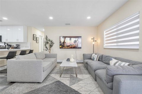 Casa en venta en Oakland Park, Florida, 3 dormitorios, 92.72 m2 № 1950161 - foto 2