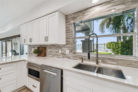 House in Tampa, Florida 4 bedrooms, 314.01 sq.m. № 1919667 - photo 29