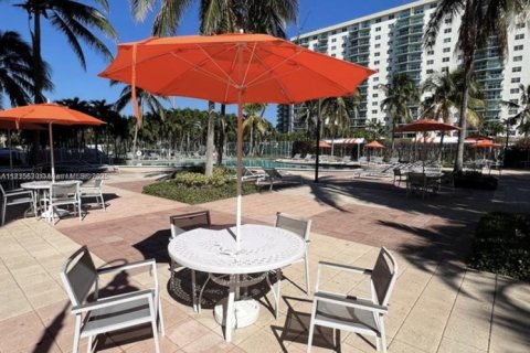 Condo in Sunny Isles Beach, Florida, 2 bedrooms  № 1820181 - photo 16