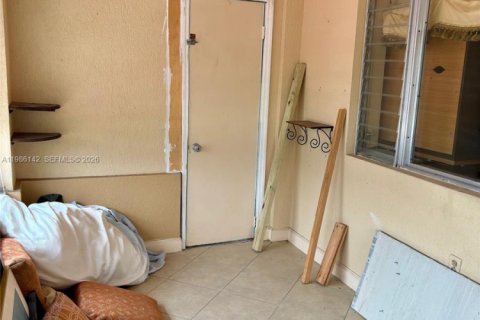 House in Hollywood, Florida 3 bedrooms, 151.99 sq.m. № 2058174 - photo 4