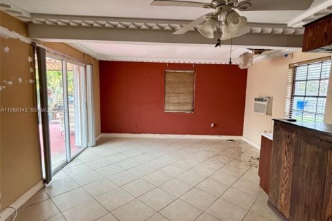 House in Hollywood, Florida 3 bedrooms, 151.99 sq.m. № 2058174 - photo 8