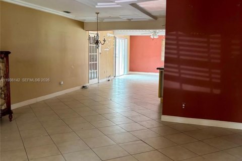 House in Hollywood, Florida 3 bedrooms, 151.99 sq.m. № 2058174 - photo 5