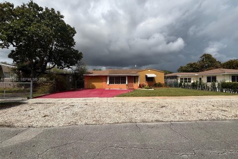 House in Hollywood, Florida 3 bedrooms, 151.99 sq.m. № 2058174 - photo 3