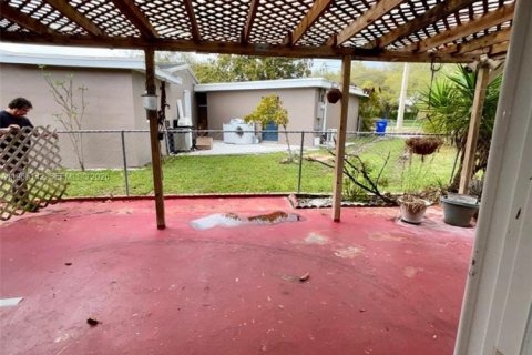 House in Hollywood, Florida 3 bedrooms, 151.99 sq.m. № 2058174 - photo 19