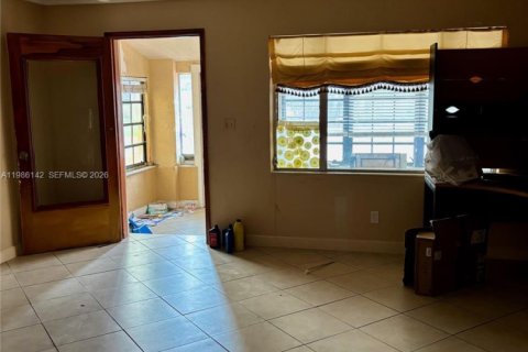 House in Hollywood, Florida 3 bedrooms, 151.99 sq.m. № 2058174 - photo 9