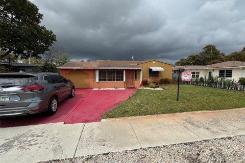 House in Hollywood, Florida 3 bedrooms, 151.99 sq.m. № 2058174 - photo 2
