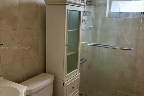 House in Hollywood, Florida 3 bedrooms, 151.99 sq.m. № 2058174 - photo 11