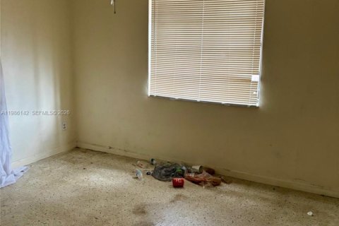 House in Hollywood, Florida 3 bedrooms, 151.99 sq.m. № 2058174 - photo 10