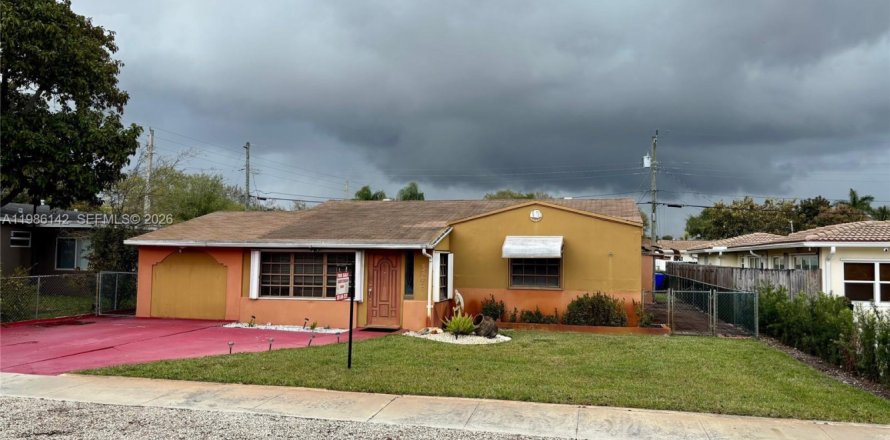 House in Hollywood, Florida 3 bedrooms, 151.99 sq.m. № 2058174