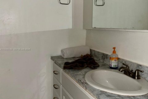 House in Hollywood, Florida 3 bedrooms, 151.99 sq.m. № 2058174 - photo 18