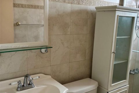 House in Hollywood, Florida 3 bedrooms, 151.99 sq.m. № 2058174 - photo 12