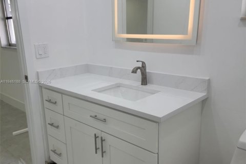 House in Boynton Beach, Florida 2 bedrooms, 119.66 sq.m. № 2003403 - photo 12