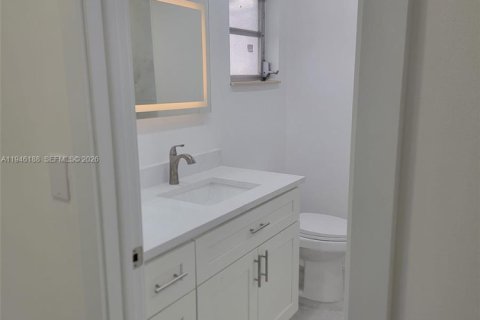 House in Boynton Beach, Florida 2 bedrooms, 119.66 sq.m. № 2003403 - photo 11