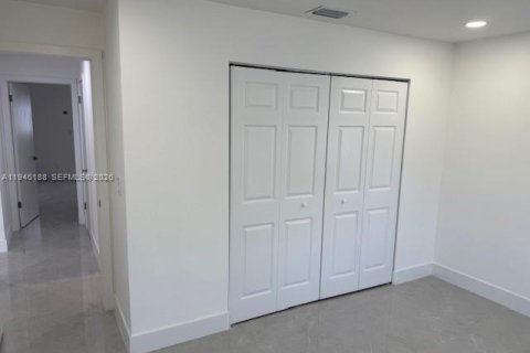 House in Boynton Beach, Florida 2 bedrooms, 119.66 sq.m. № 2003403 - photo 8