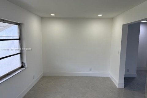 House in Boynton Beach, Florida 2 bedrooms, 119.66 sq.m. № 2003403 - photo 5