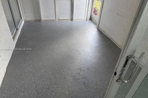 House in Boynton Beach, Florida 2 bedrooms, 119.66 sq.m. № 2003403 - photo 13