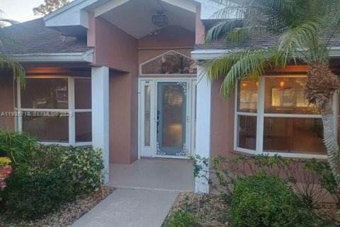 House in Port St. Lucie, Florida 4 bedrooms, 230.96 sq.m. № 2055149 - photo 4