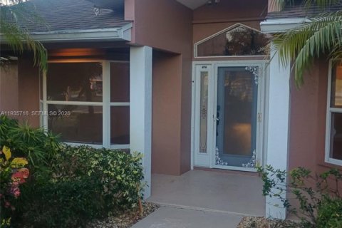 House in Port St. Lucie, Florida 4 bedrooms, 230.96 sq.m. № 2055149 - photo 3