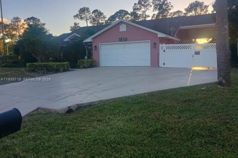 House in Port St. Lucie, Florida 4 bedrooms, 230.96 sq.m. № 2055149 - photo 2