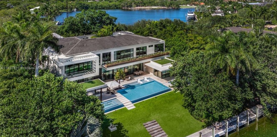 Villa ou maison à Coral Gables, Floride 8 chambres, 1141.95 m2 № 1921647