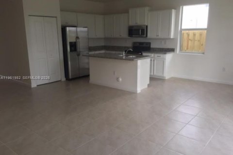 Casa en alquiler en Homestead, Florida, 3 dormitorios № 2024697 - foto 2