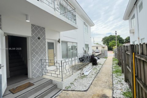 Apartamento en alquiler en Miami Beach, Florida, 2 dormitorios, 113.9 m2 № 1946146 - foto 1