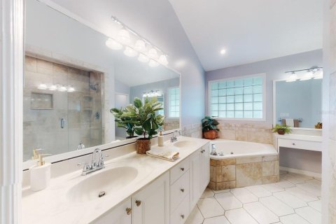 House in Palm Bay, Florida 4 bedrooms, 279.08 sq.m. № 1808380 - photo 17