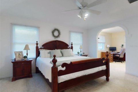 House in Palm Bay, Florida 4 bedrooms, 279.08 sq.m. № 1808380 - photo 16