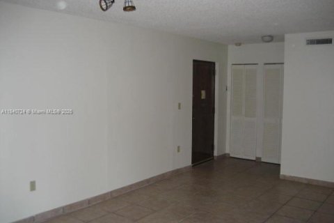 Condominio en alquiler en Miami, Florida, 3 dormitorios, 115.2 m2 № 1834433 - foto 5