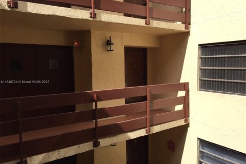 Снять в аренду кондоминиум в Майами, Флорида 3 спальни, 115.2м2, № 1834433 - фото 27