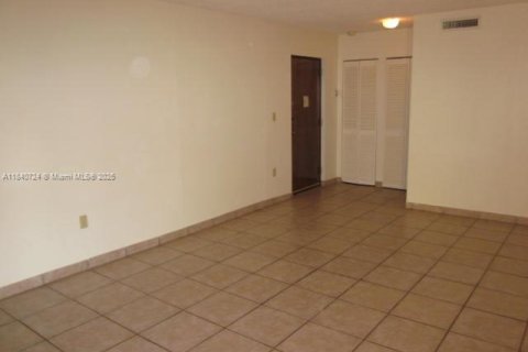 Condominio en alquiler en Miami, Florida, 3 dormitorios, 115.2 m2 № 1834433 - foto 10