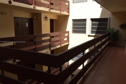 Снять в аренду кондоминиум в Майами, Флорида 3 спальни, 115.2м2, № 1834433 - фото 28