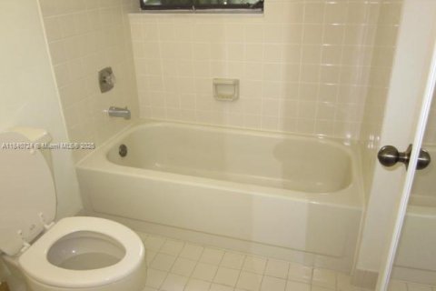 Condominio en alquiler en Miami, Florida, 3 dormitorios, 115.2 m2 № 1834433 - foto 16