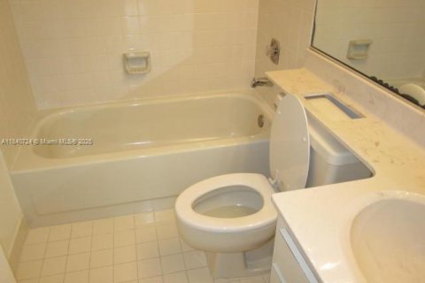 Condominio en alquiler en Miami, Florida, 3 dormitorios, 115.2 m2 № 1834433 - foto 13