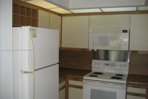 Condominio en alquiler en Miami, Florida, 3 dormitorios, 115.2 m2 № 1834433 - foto 7