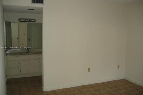 Condominio en alquiler en Miami, Florida, 3 dormitorios, 115.2 m2 № 1834433 - foto 25