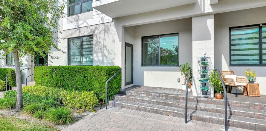 Кондоминиум с 4 спальнями в Дорал, Флорида № 1984499