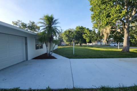 Casa en alquiler en Fort Pierce, Florida, 3 dormitorios, 166.67 m2 № 1221420 - foto 1