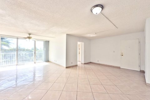 Condo in Miami, Florida, 1 bedroom № 1875537 - photo 2