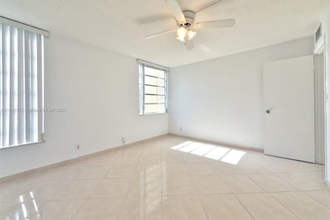 Condo in Miami, Florida, 1 bedroom № 1875537 - photo 14