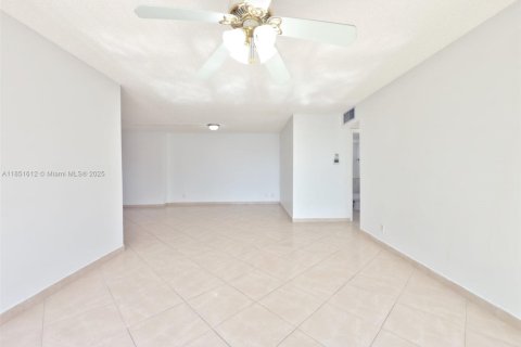 Condo in Miami, Florida, 1 bedroom № 1875537 - photo 3