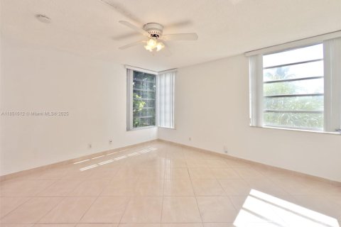 Condo in Miami, Florida, 1 bedroom № 1875537 - photo 7