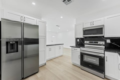 Villa ou maison à louer à Sunrise, Floride: 3 chambres, 128.48 m2 № 1990729 - photo 4