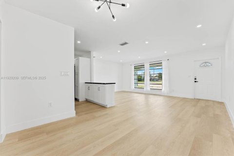 Villa ou maison à louer à Sunrise, Floride: 3 chambres, 128.48 m2 № 1990729 - photo 3