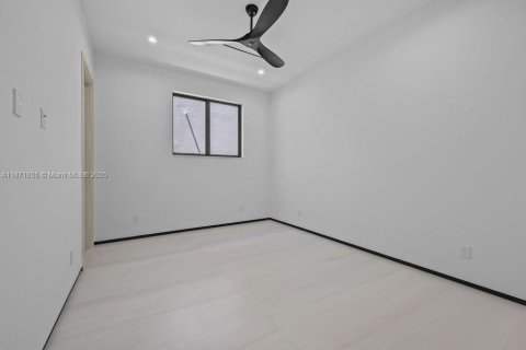 Casa en venta en Fort Lauderdale, Florida, 4 dormitorios, 353.12 m2 № 1926356 - foto 21