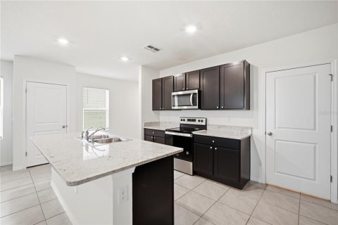 House in Wesley Chapel, Florida 4 bedrooms, 209.96 sq.m. № 2209942 - photo 7