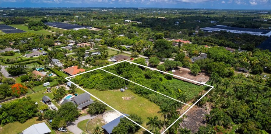 Commercial property in Homestead, Florida № 1784116